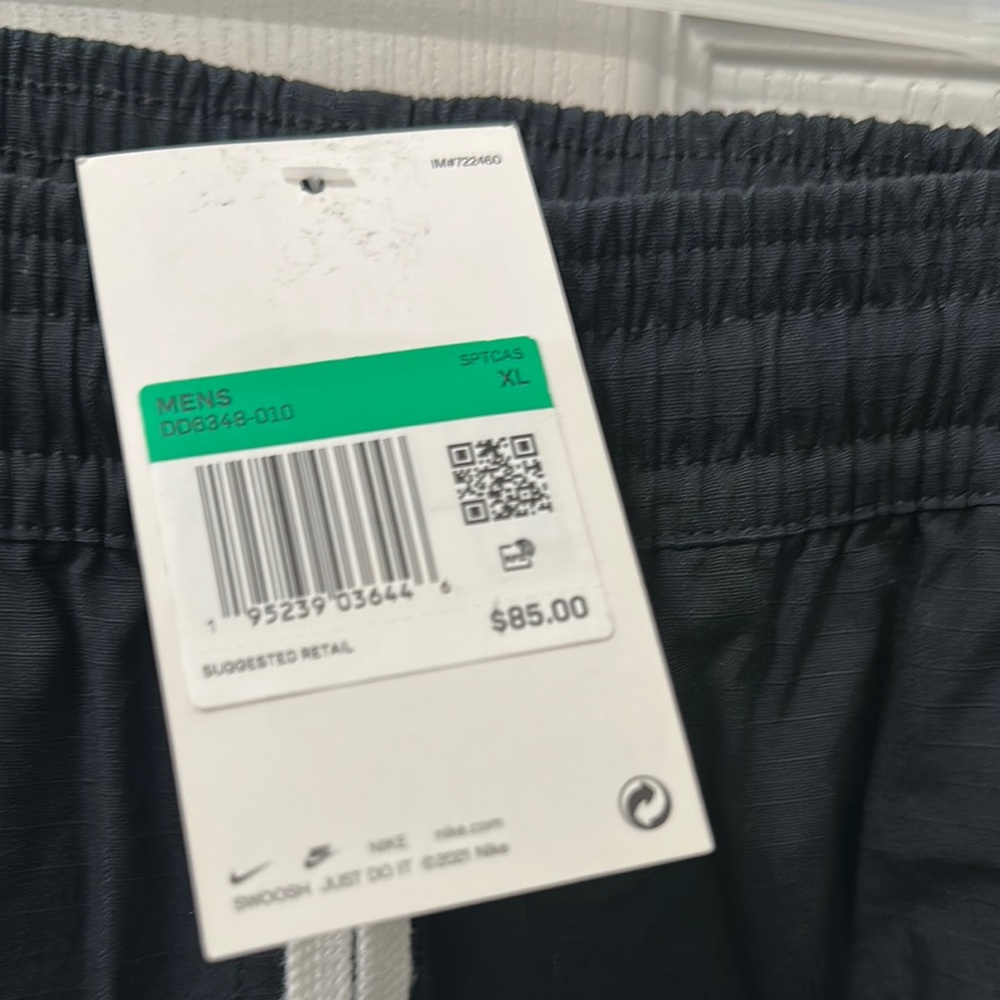New men’s Nike black cargo pants.